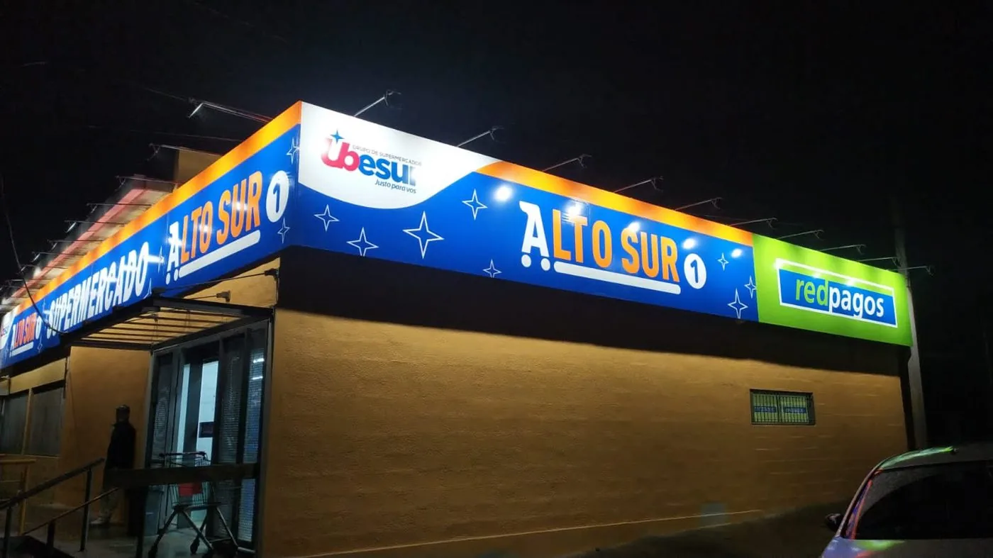 Fachada do Supermercado Alto Sur iluminada com projetores CLH-LF