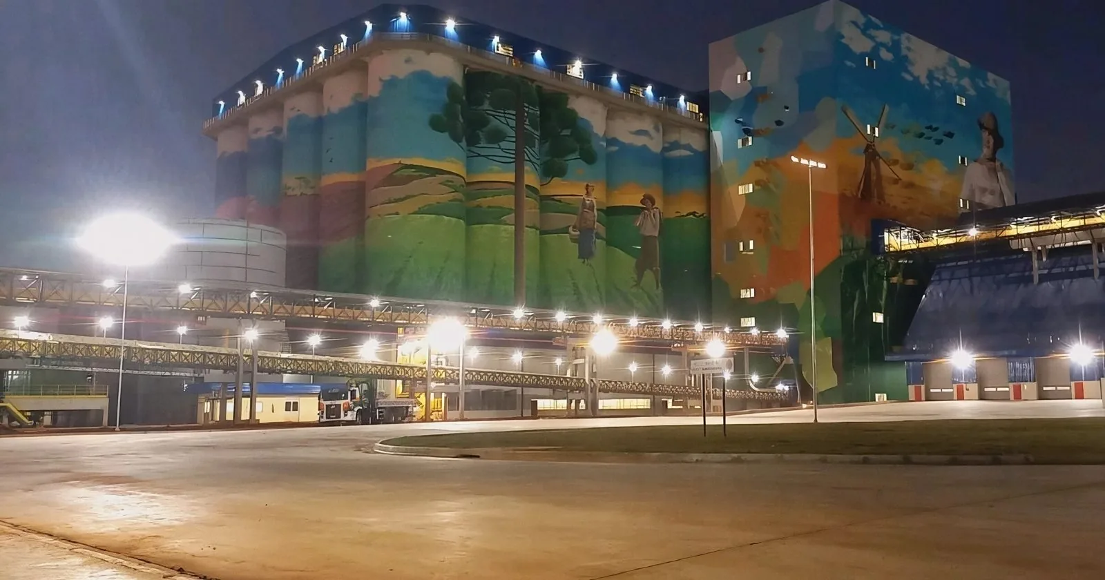 Pátio e vias internas de agroindústria iluminados com luminárias públicas CLP-A(G)