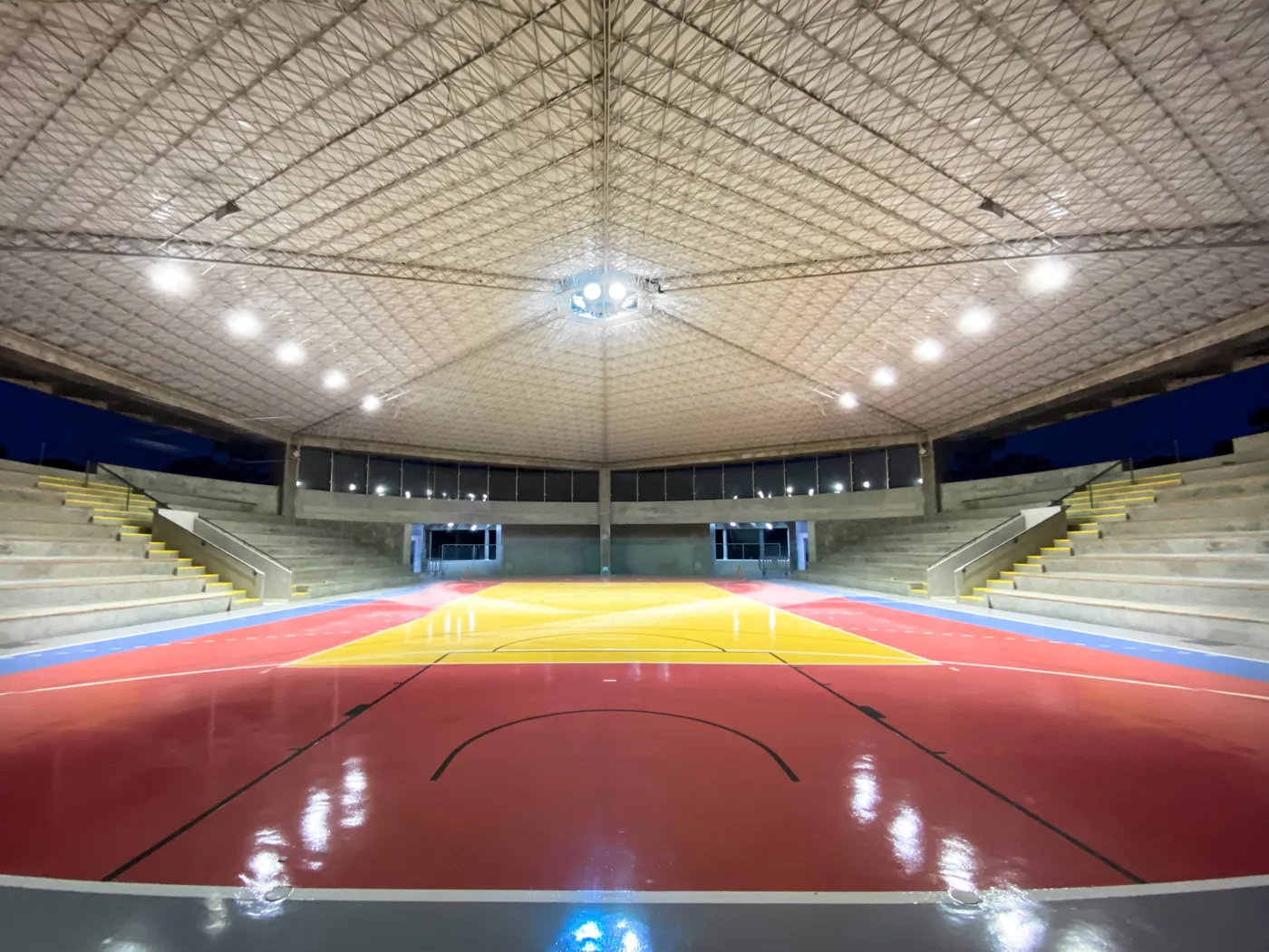 Ginásio poliesportivo iluminado com projetores LED